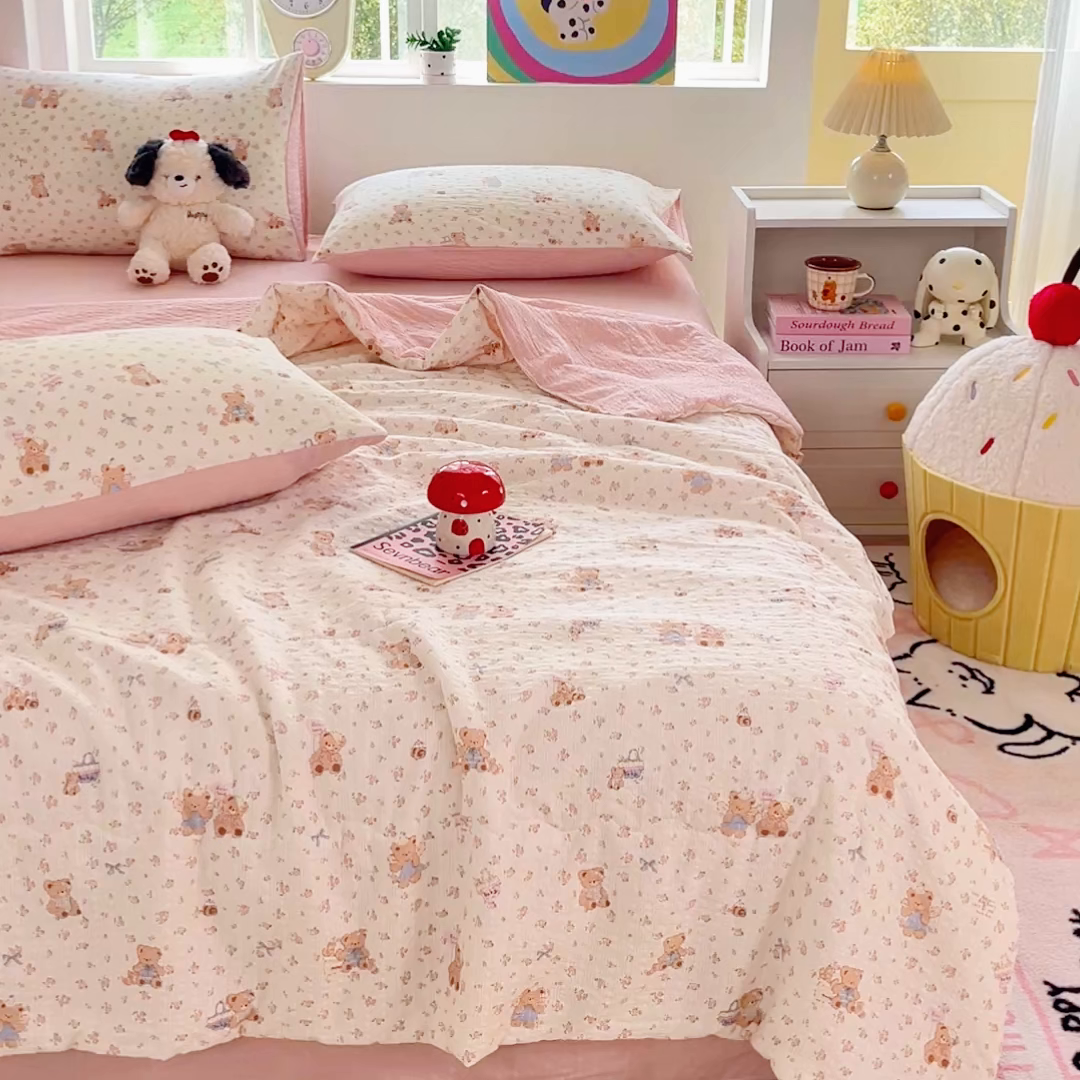 91家纺网 家纺一手货源 找家纺 利禾家纺 2026春夏新款泡芙纱简约四件套夏被四件套夏凉被空调被 生日熊-简约