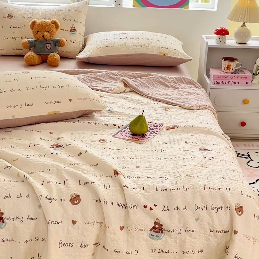 91家纺网 家纺一手货源 找家纺 利禾家纺 2026春夏新款泡芙纱简约四件套夏被四件套夏凉被空调被 英文熊-简约