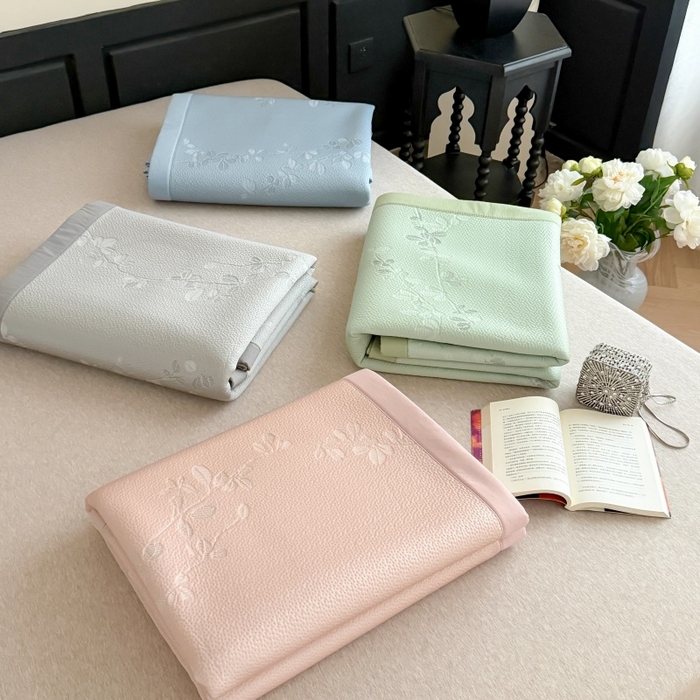 91家纺网 家纺一手货源 找家纺 吾欢心 2026新款高端复合三明治PE乙纶双面提花高克重凉席三件套浅夏系列 组合图仅供展示不可下单