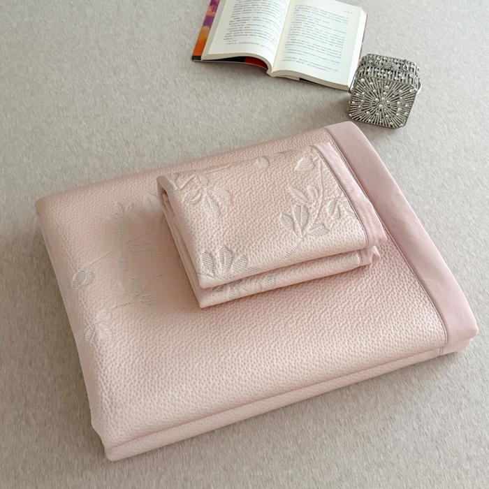 91家纺网 家纺一手货源 找家纺 吾欢心 2026新款高端复合三明治PE乙纶双面提花高克重凉席三件套浅夏系列 组合图仅供展示不可下单