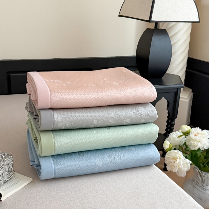 91家纺网 家纺一手货源 找家纺 吾欢心 2026新款高端复合三明治PE乙纶双面提花高克重凉席三件套浅夏系列 组合图仅供展示不可下单