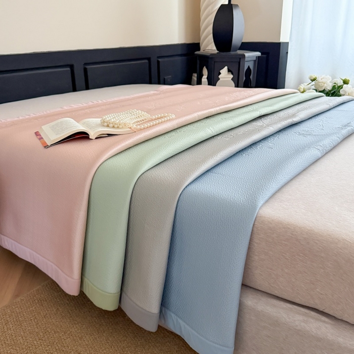 91家纺网 家纺一手货源 找家纺 吾欢心 2026新款高端复合三明治PE乙纶双面提花高克重凉席三件套浅夏系列 组合图仅供展示不可下单