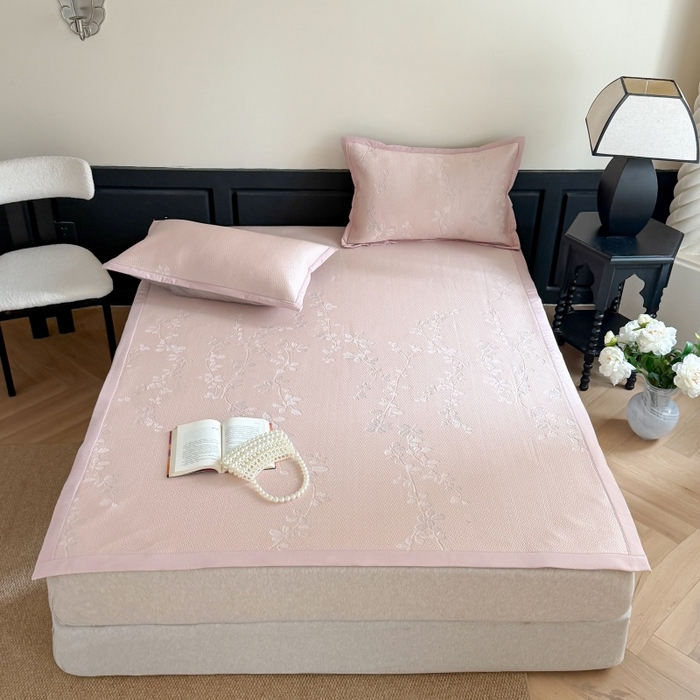 91家纺网 家纺一手货源 找家纺 吾欢心 2026新款高端复合三明治PE乙纶双面提花高克重凉席三件套浅夏系列 PE浅夏粉-床席款