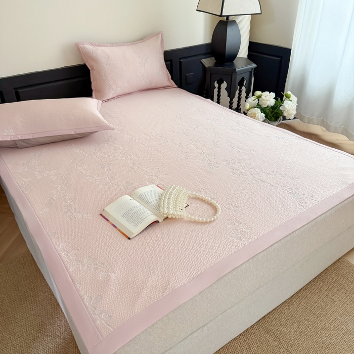 91家纺网 家纺一手货源 找家纺 吾欢心 2026新款高端复合三明治PE乙纶双面提花高克重凉席三件套浅夏系列 PE浅夏粉-床席款