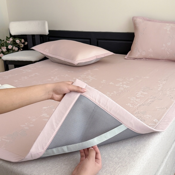 91家纺网 家纺一手货源 找家纺 吾欢心 2026新款高端复合三明治PE乙纶双面提花高克重凉席三件套浅夏系列 PE浅夏粉-床席款