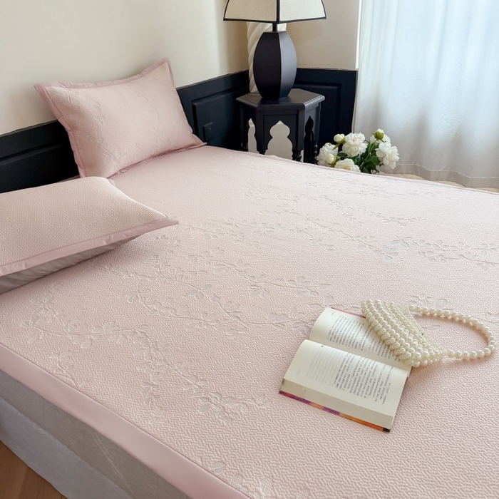 91家纺网 家纺一手货源 找家纺 吾欢心 2026新款高端复合三明治PE乙纶双面提花高克重凉席三件套浅夏系列 PE浅夏粉-床席款