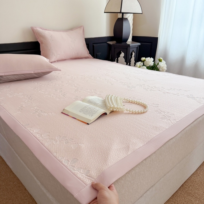 91家纺网 家纺一手货源 找家纺 吾欢心 2026新款高端复合三明治PE乙纶双面提花高克重凉席三件套浅夏系列 PE浅夏粉-床席款