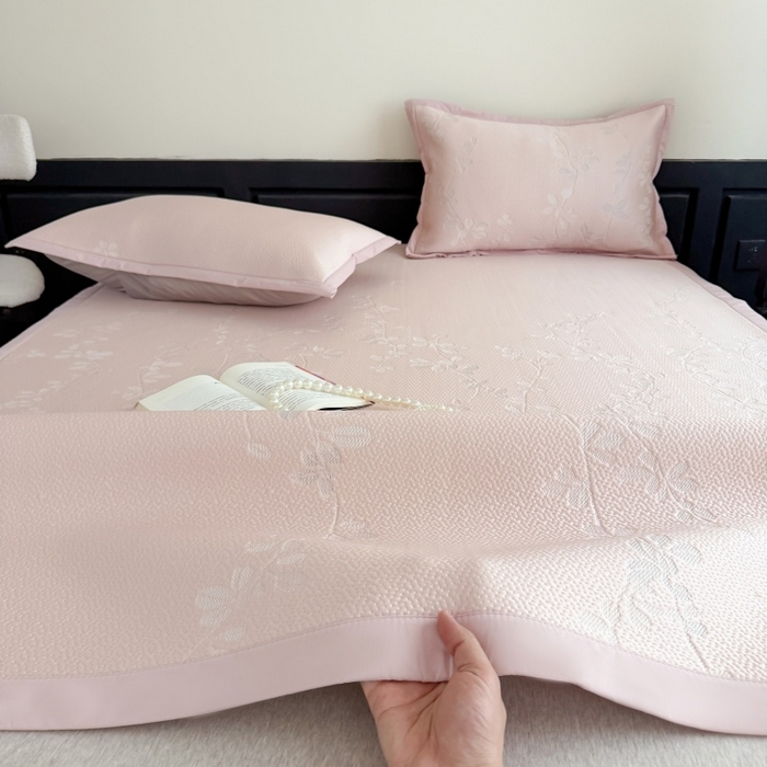 91家纺网 家纺一手货源 找家纺 吾欢心 2026新款高端复合三明治PE乙纶双面提花高克重凉席三件套浅夏系列 PE浅夏粉-床席款