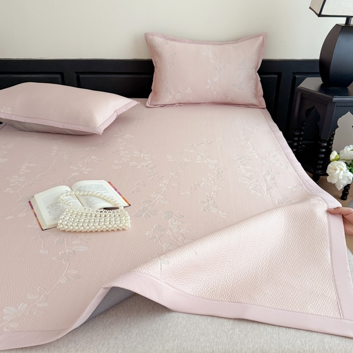 91家纺网 家纺一手货源 找家纺 吾欢心 2026新款高端复合三明治PE乙纶双面提花高克重凉席三件套浅夏系列 PE浅夏粉-床席款