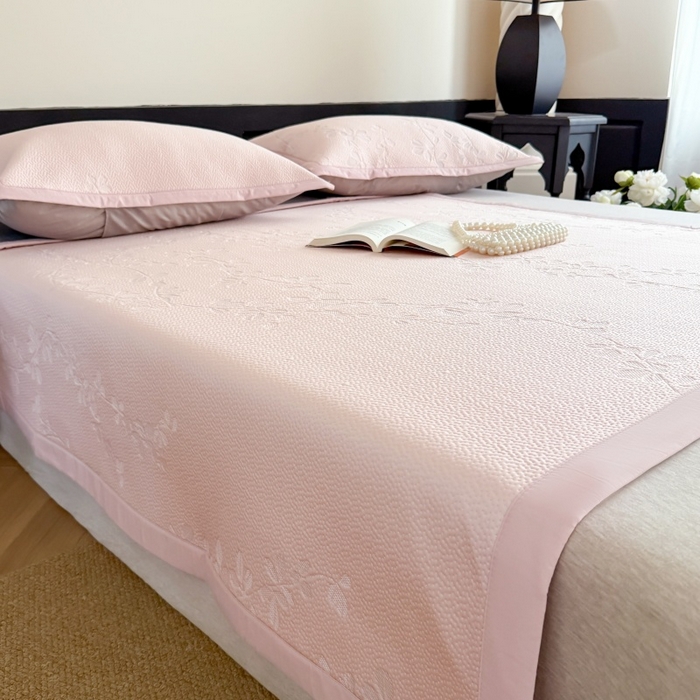 91家纺网 家纺一手货源 找家纺 吾欢心 2026新款高端复合三明治PE乙纶双面提花高克重凉席三件套浅夏系列 PE浅夏粉-床席款