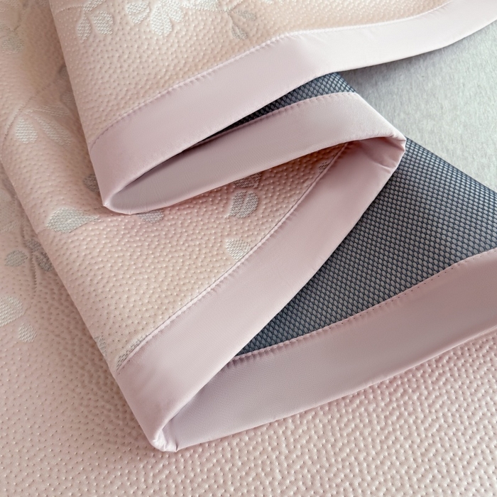 91家纺网 家纺一手货源 找家纺 吾欢心 2026新款高端复合三明治PE乙纶双面提花高克重凉席三件套浅夏系列 PE浅夏粉-床席款