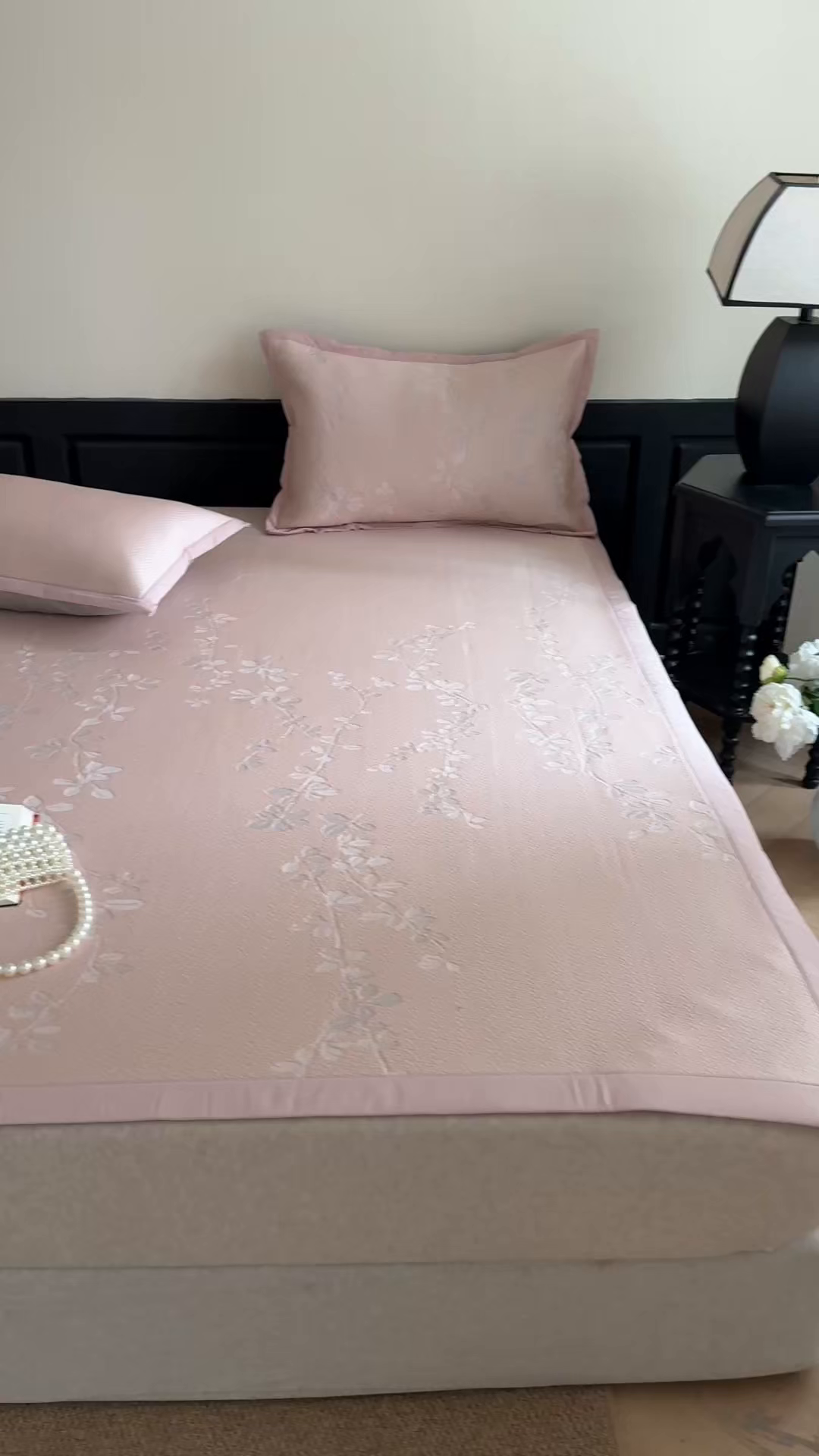 91家纺网 家纺一手货源 找家纺 吾欢心 2026新款高端复合三明治PE乙纶双面提花高克重凉席三件套浅夏系列 PE浅夏粉-床席款