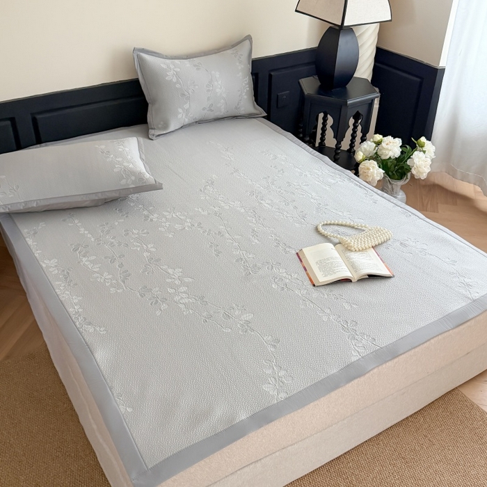 91家纺网 家纺一手货源 找家纺 吾欢心 2026新款高端复合三明治PE乙纶双面提花高克重凉席三件套浅夏系列 PE浅夏灰-床席款