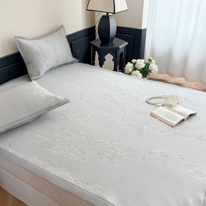 91家纺网 家纺一手货源 找家纺 吾欢心 2026新款高端复合三明治PE乙纶双面提花高克重凉席三件套浅夏系列 PE浅夏灰-床席款