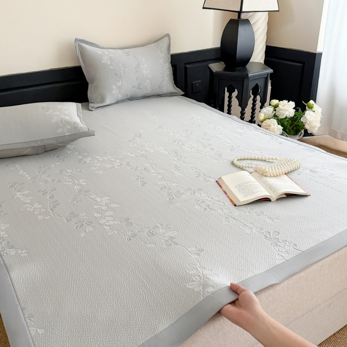 91家纺网 家纺一手货源 找家纺 吾欢心 2026新款高端复合三明治PE乙纶双面提花高克重凉席三件套浅夏系列 PE浅夏灰-床席款