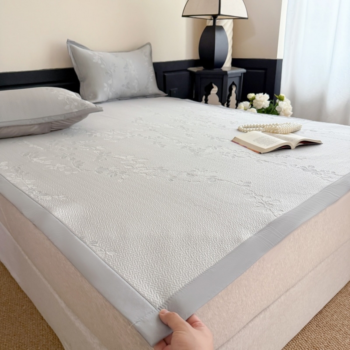 91家纺网 家纺一手货源 找家纺 吾欢心 2026新款高端复合三明治PE乙纶双面提花高克重凉席三件套浅夏系列 PE浅夏灰-床席款