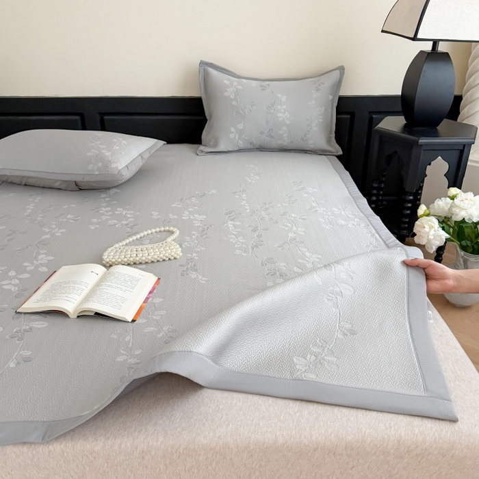 91家纺网 家纺一手货源 找家纺 吾欢心 2026新款高端复合三明治PE乙纶双面提花高克重凉席三件套浅夏系列 PE浅夏灰-床席款