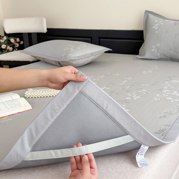 91家纺网 家纺一手货源 找家纺 吾欢心 2026新款高端复合三明治PE乙纶双面提花高克重凉席三件套浅夏系列 PE浅夏灰-床席款