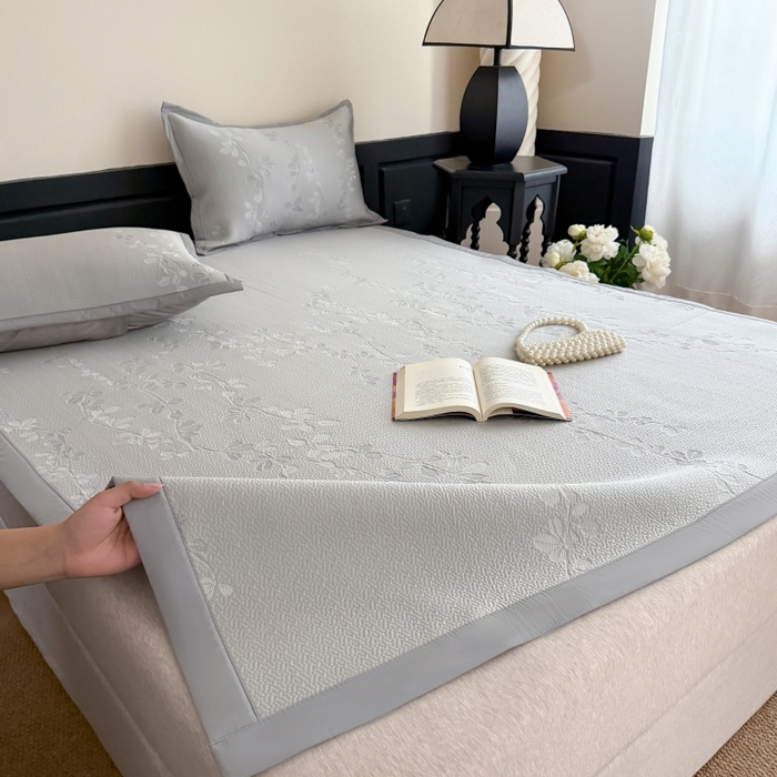 91家纺网 家纺一手货源 找家纺 吾欢心 2026新款高端复合三明治PE乙纶双面提花高克重凉席三件套浅夏系列 PE浅夏灰-床席款