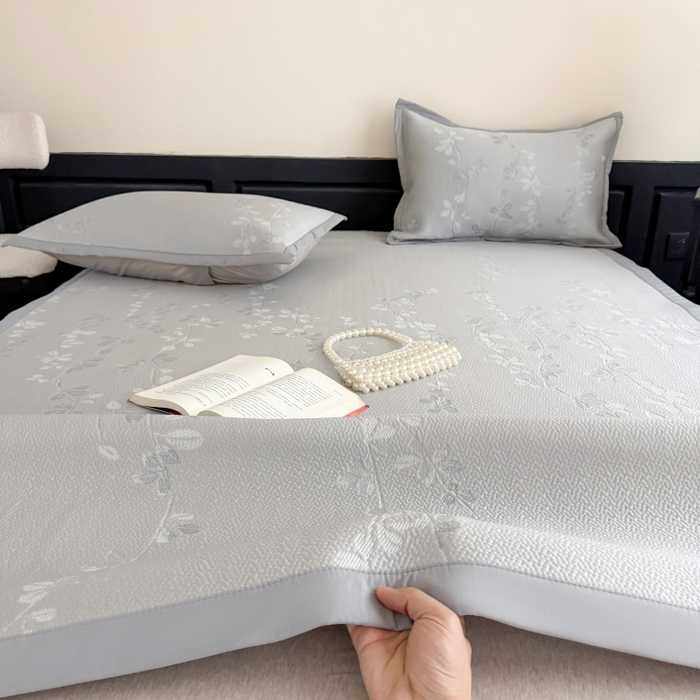 91家纺网 家纺一手货源 找家纺 吾欢心 2026新款高端复合三明治PE乙纶双面提花高克重凉席三件套浅夏系列 PE浅夏灰-床席款