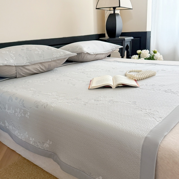 91家纺网 家纺一手货源 找家纺 吾欢心 2026新款高端复合三明治PE乙纶双面提花高克重凉席三件套浅夏系列 PE浅夏灰-床席款