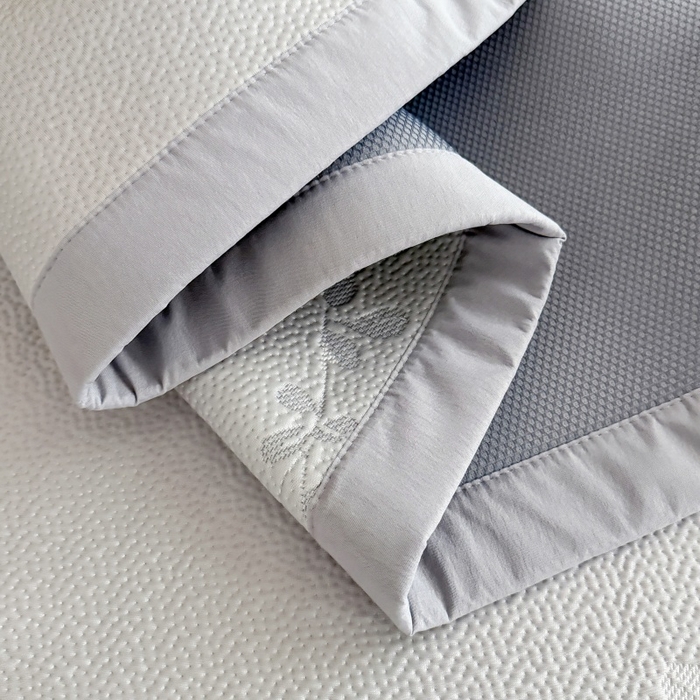 91家纺网 家纺一手货源 找家纺 吾欢心 2026新款高端复合三明治PE乙纶双面提花高克重凉席三件套浅夏系列 PE浅夏灰-床席款