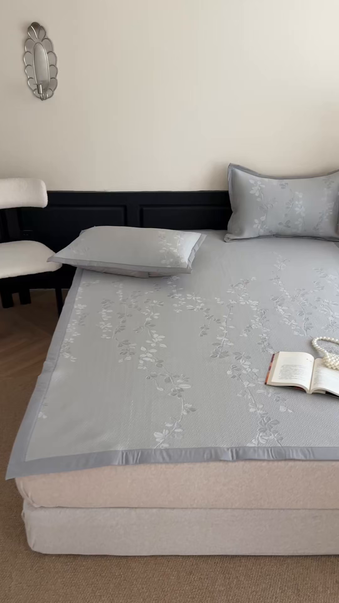 91家纺网 家纺一手货源 找家纺 吾欢心 2026新款高端复合三明治PE乙纶双面提花高克重凉席三件套浅夏系列 PE浅夏灰-床席款