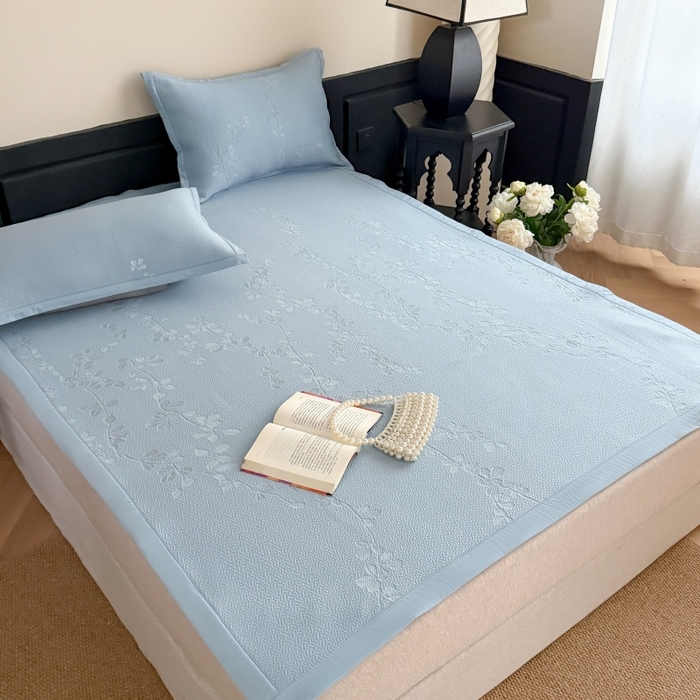 91家纺网 家纺一手货源 找家纺 吾欢心 2026新款高端复合三明治PE乙纶双面提花高克重凉席三件套浅夏系列 PE浅夏蓝-床席款