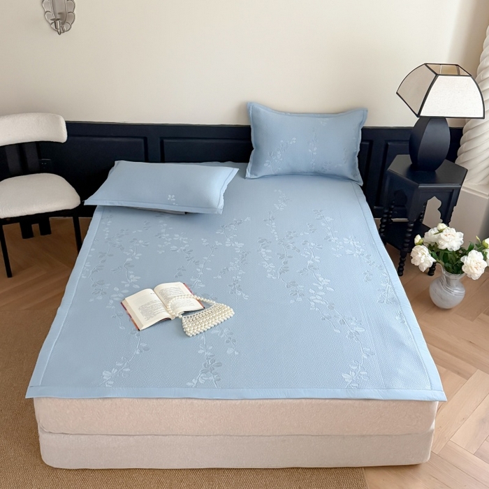 91家纺网 家纺一手货源 找家纺 吾欢心 2026新款高端复合三明治PE乙纶双面提花高克重凉席三件套浅夏系列 PE浅夏蓝-床席款