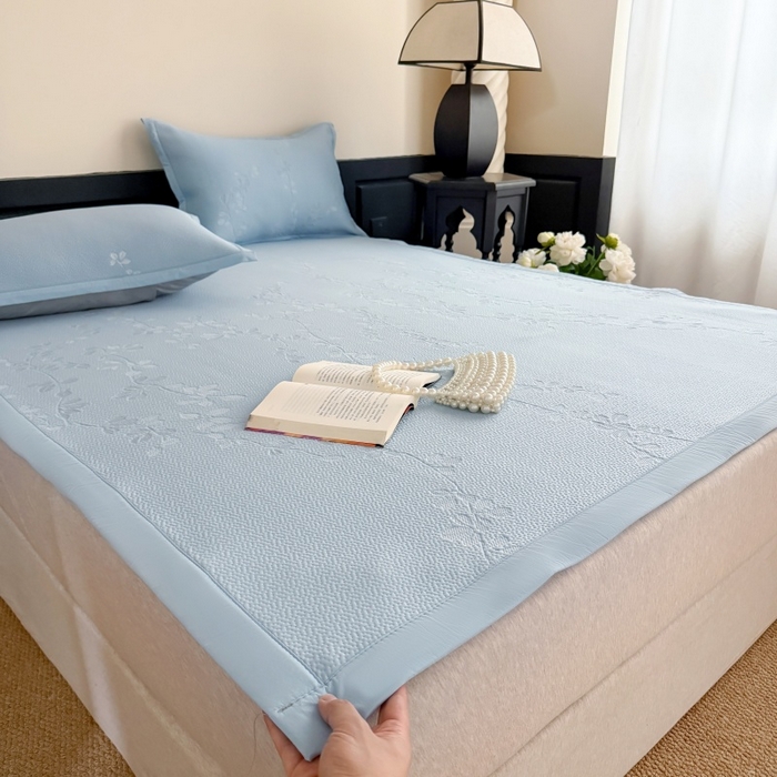 91家纺网 家纺一手货源 找家纺 吾欢心 2026新款高端复合三明治PE乙纶双面提花高克重凉席三件套浅夏系列 PE浅夏蓝-床席款