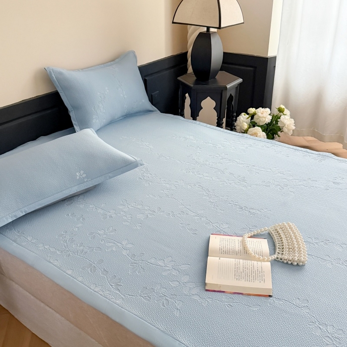91家纺网 家纺一手货源 找家纺 吾欢心 2026新款高端复合三明治PE乙纶双面提花高克重凉席三件套浅夏系列 PE浅夏蓝-床席款