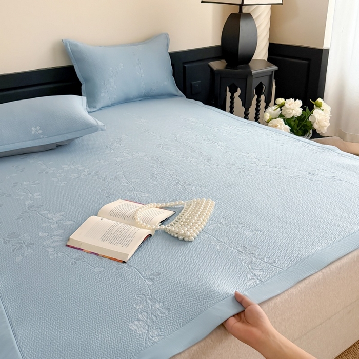 91家纺网 家纺一手货源 找家纺 吾欢心 2026新款高端复合三明治PE乙纶双面提花高克重凉席三件套浅夏系列 PE浅夏蓝-床席款