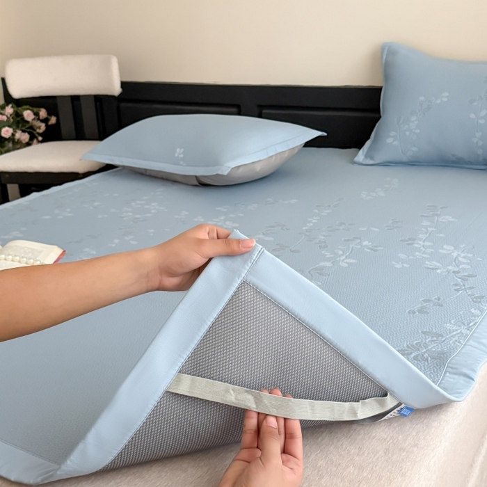 91家纺网 家纺一手货源 找家纺 吾欢心 2026新款高端复合三明治PE乙纶双面提花高克重凉席三件套浅夏系列 PE浅夏蓝-床席款