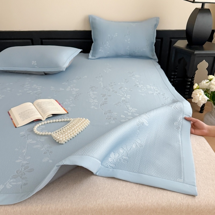 91家纺网 家纺一手货源 找家纺 吾欢心 2026新款高端复合三明治PE乙纶双面提花高克重凉席三件套浅夏系列 PE浅夏蓝-床席款