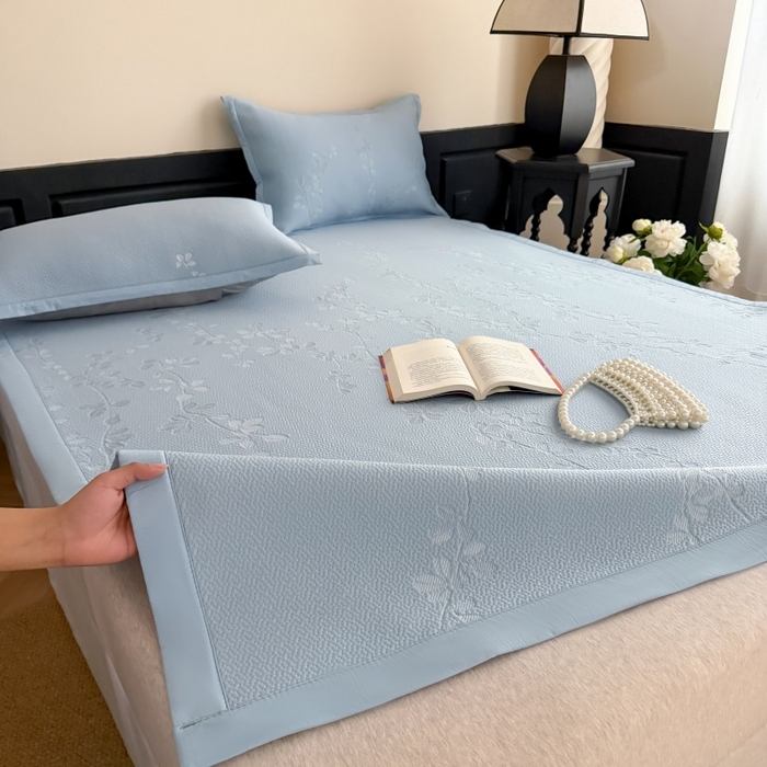 91家纺网 家纺一手货源 找家纺 吾欢心 2026新款高端复合三明治PE乙纶双面提花高克重凉席三件套浅夏系列 PE浅夏蓝-床席款