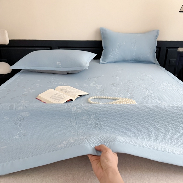 91家纺网 家纺一手货源 找家纺 吾欢心 2026新款高端复合三明治PE乙纶双面提花高克重凉席三件套浅夏系列 PE浅夏蓝-床席款