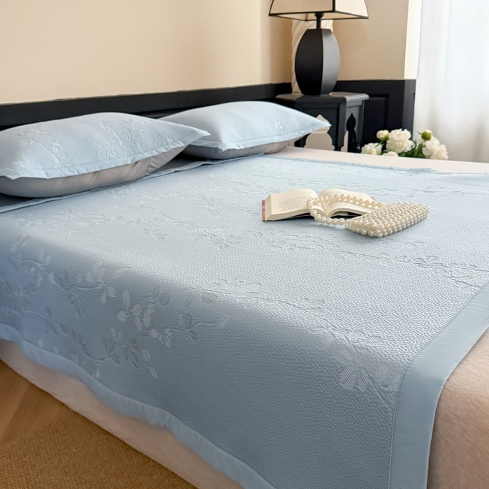 91家纺网 家纺一手货源 找家纺 吾欢心 2026新款高端复合三明治PE乙纶双面提花高克重凉席三件套浅夏系列 PE浅夏蓝-床席款