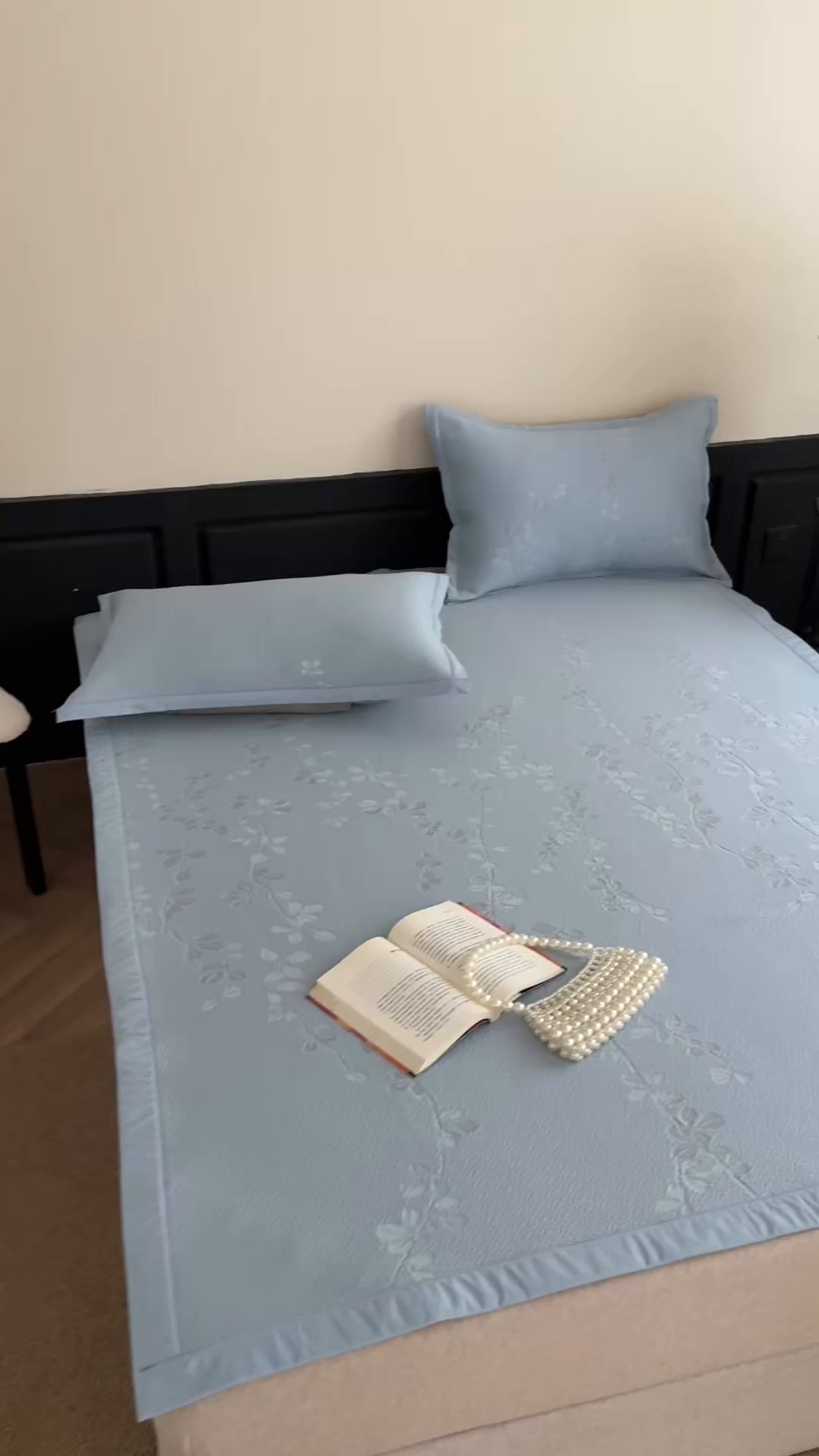 91家纺网 家纺一手货源 找家纺 吾欢心 2026新款高端复合三明治PE乙纶双面提花高克重凉席三件套浅夏系列 PE浅夏蓝-床席款