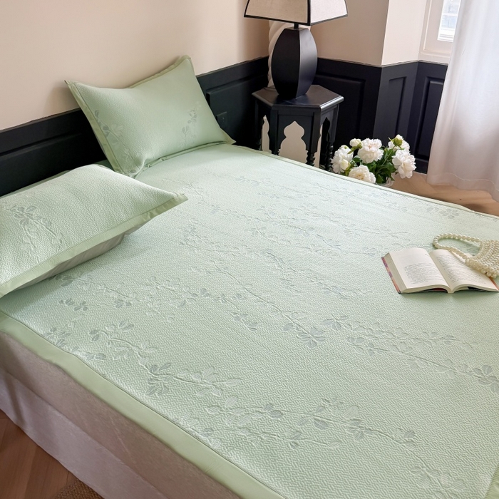 91家纺网 家纺一手货源 找家纺 吾欢心 2026新款高端复合三明治PE乙纶双面提花高克重凉席三件套浅夏系列 PE浅夏绿-床席款