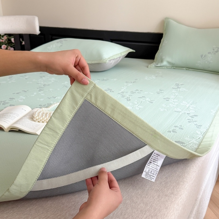 91家纺网 家纺一手货源 找家纺 吾欢心 2026新款高端复合三明治PE乙纶双面提花高克重凉席三件套浅夏系列 PE浅夏绿-床席款