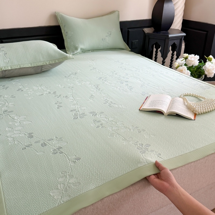 91家纺网 家纺一手货源 找家纺 吾欢心 2026新款高端复合三明治PE乙纶双面提花高克重凉席三件套浅夏系列 PE浅夏绿-床席款