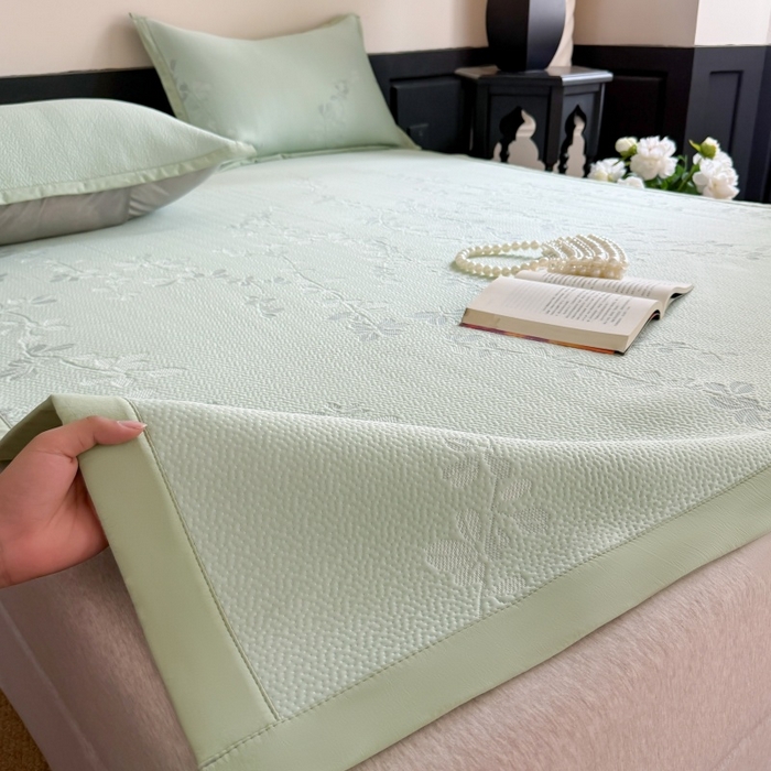 91家纺网 家纺一手货源 找家纺 吾欢心 2026新款高端复合三明治PE乙纶双面提花高克重凉席三件套浅夏系列 PE浅夏绿-床席款