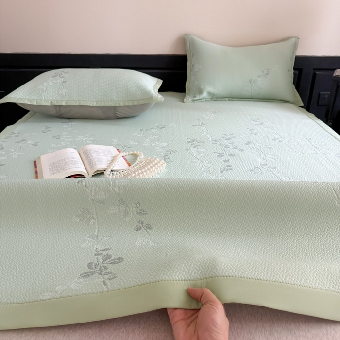 91家纺网 家纺一手货源 找家纺 吾欢心 2026新款高端复合三明治PE乙纶双面提花高克重凉席三件套浅夏系列 PE浅夏绿-床席款