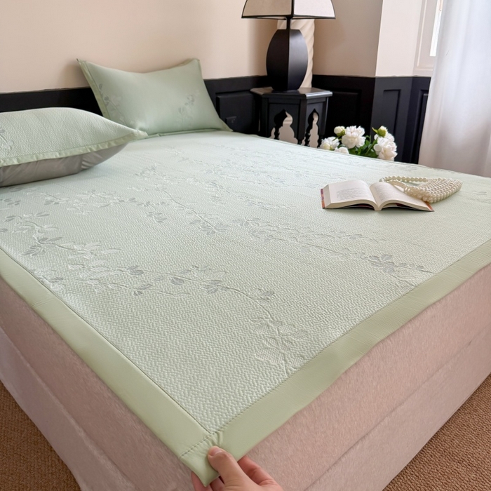 91家纺网 家纺一手货源 找家纺 吾欢心 2026新款高端复合三明治PE乙纶双面提花高克重凉席三件套浅夏系列 PE浅夏绿-床席款