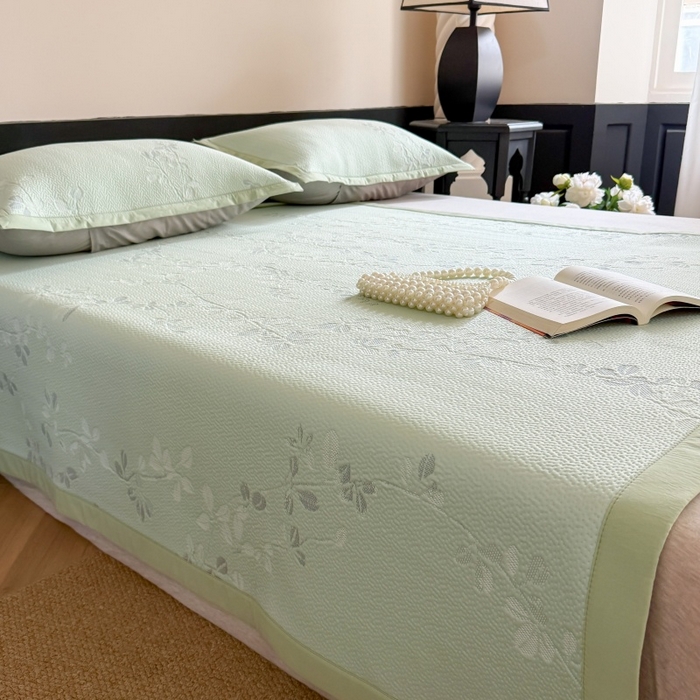 91家纺网 家纺一手货源 找家纺 吾欢心 2026新款高端复合三明治PE乙纶双面提花高克重凉席三件套浅夏系列 PE浅夏绿-床席款