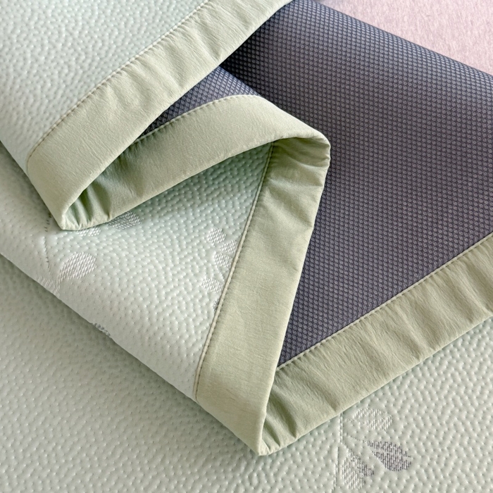 91家纺网 家纺一手货源 找家纺 吾欢心 2026新款高端复合三明治PE乙纶双面提花高克重凉席三件套浅夏系列 PE浅夏绿-床席款