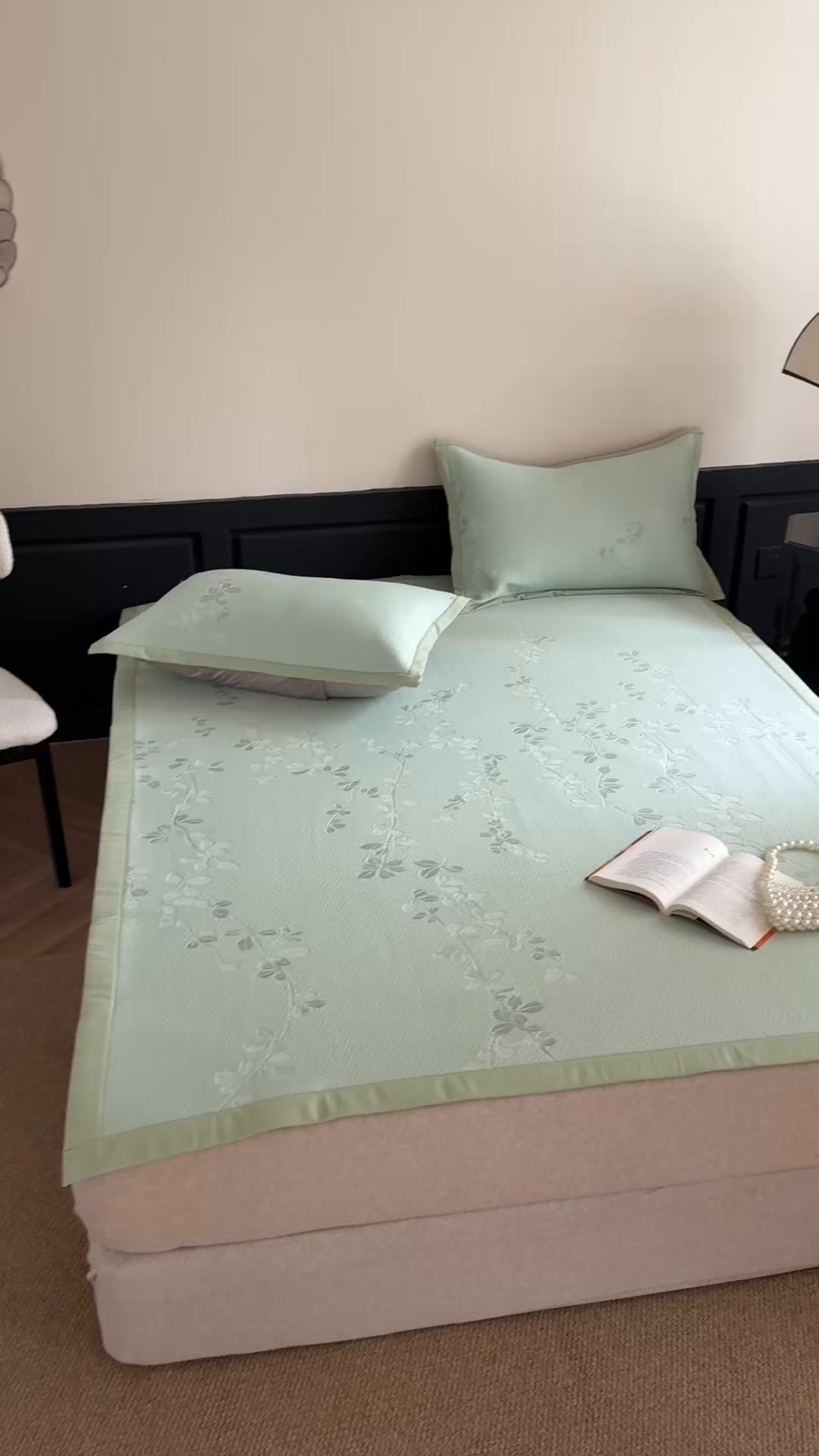 91家纺网 家纺一手货源 找家纺 吾欢心 2026新款高端复合三明治PE乙纶双面提花高克重凉席三件套浅夏系列 PE浅夏绿-床席款