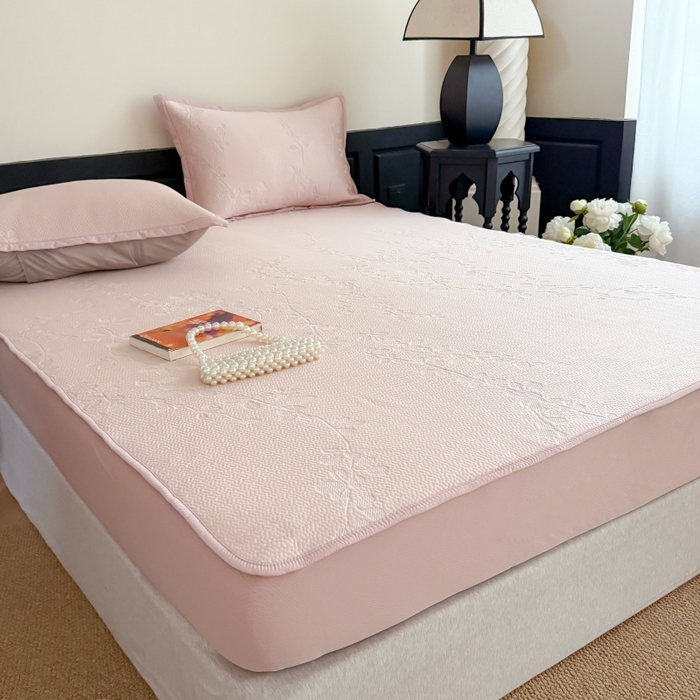 91家纺网 家纺一手货源 找家纺 吾欢心 2026新款高端复合三明治PE乙纶双面提花高克重凉席三件套浅夏系列 PE浅夏粉-床笠款