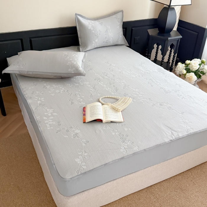 91家纺网 家纺一手货源 找家纺 吾欢心 2026新款高端复合三明治PE乙纶双面提花高克重凉席三件套浅夏系列 PE浅夏灰-床笠款