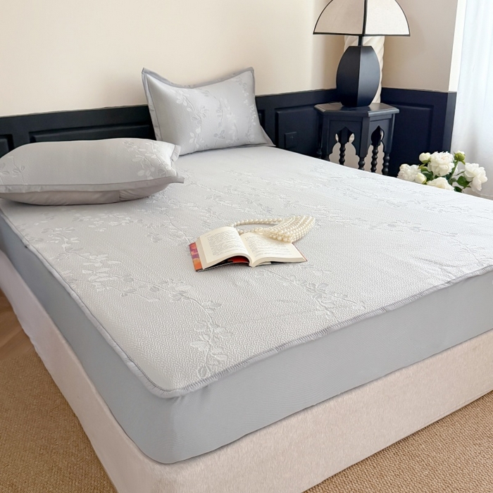 91家纺网 家纺一手货源 找家纺 吾欢心 2026新款高端复合三明治PE乙纶双面提花高克重凉席三件套浅夏系列 PE浅夏灰-床笠款